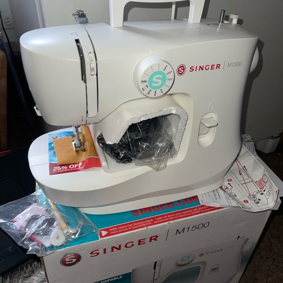 SINGER M1500 Mechanical Sewing Machine New - Picture 4 of 6